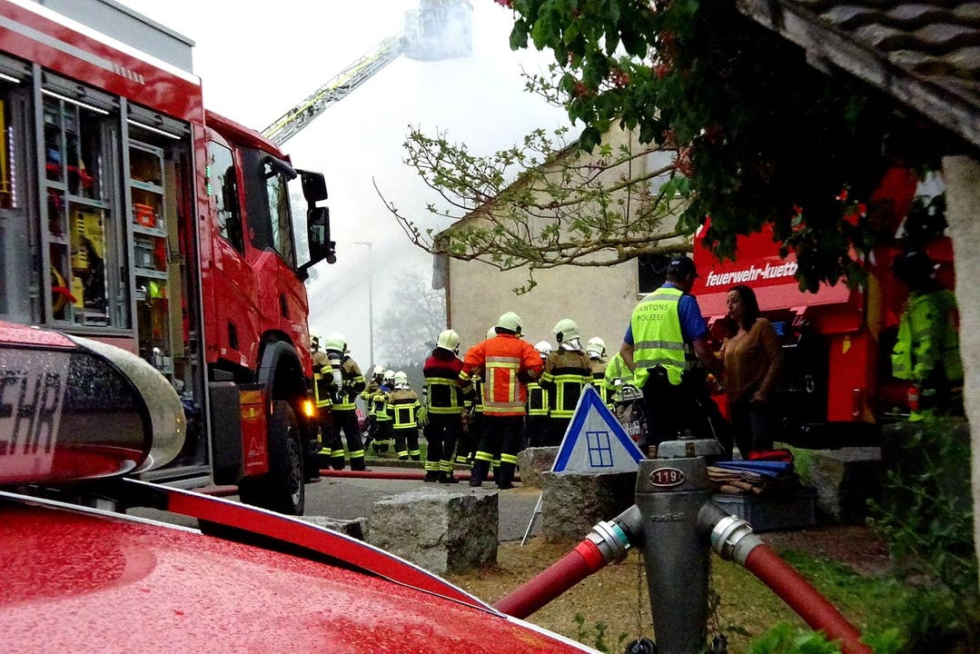 Auch Einsatzkräfte der Feuerwehr Aarau kommen zu Hilfe.
