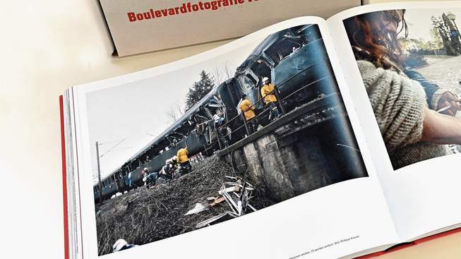 Ein Foto vom Eisenbahnunglück in Däniken im Bildband.