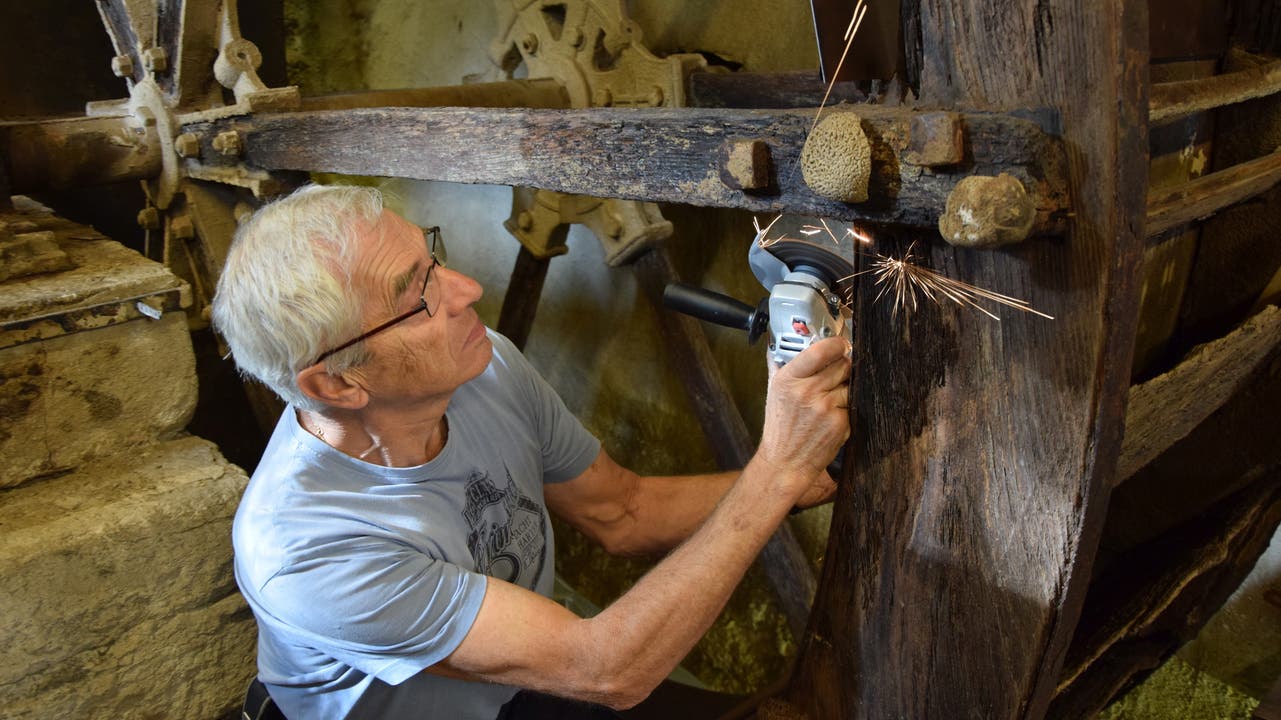  Albert Wey, der Kurator des Ortsmuseums Birmensdorf, löst 150 Jahre alte Nieten, um mit der Sanierung des Wasserrades starten zu können.