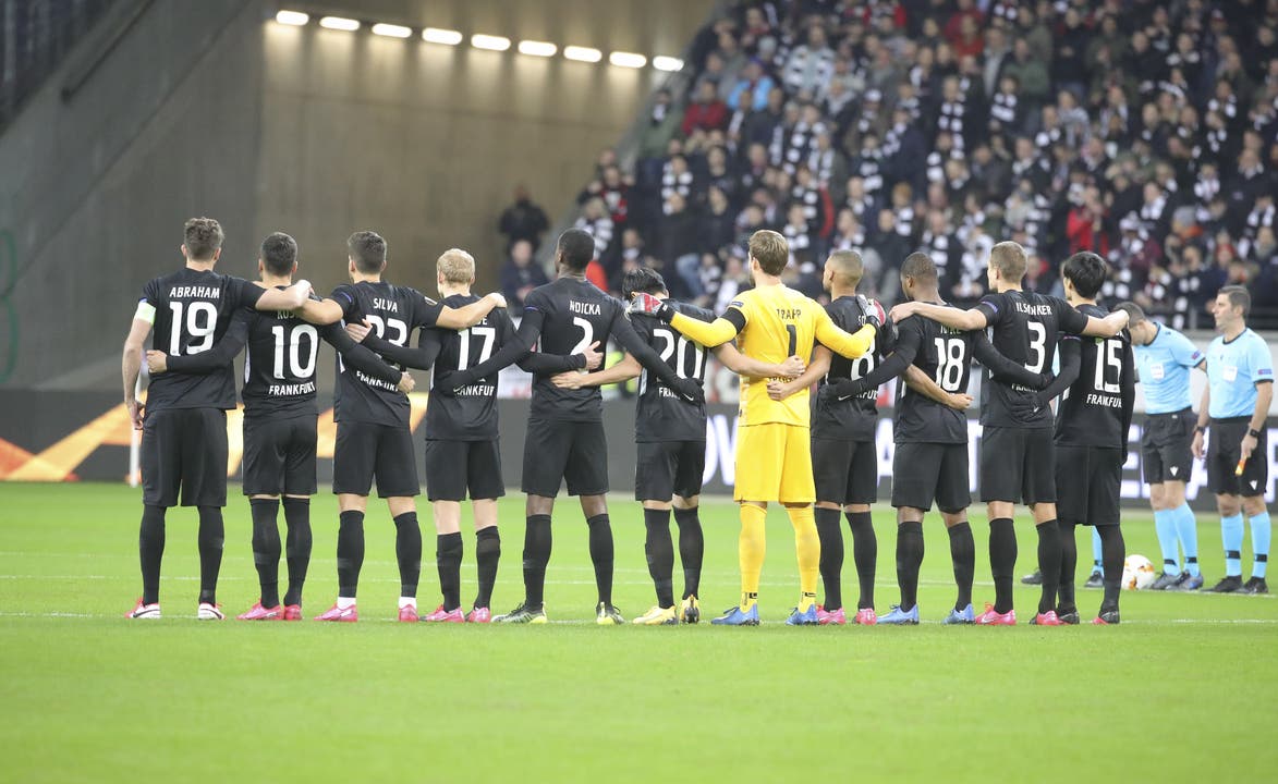 Vor dem Europa-League-Spiel zwischen Eintracht Frankfurt und Salzburg wurde am Donnerstag eine Schweigeminute abgehalten.