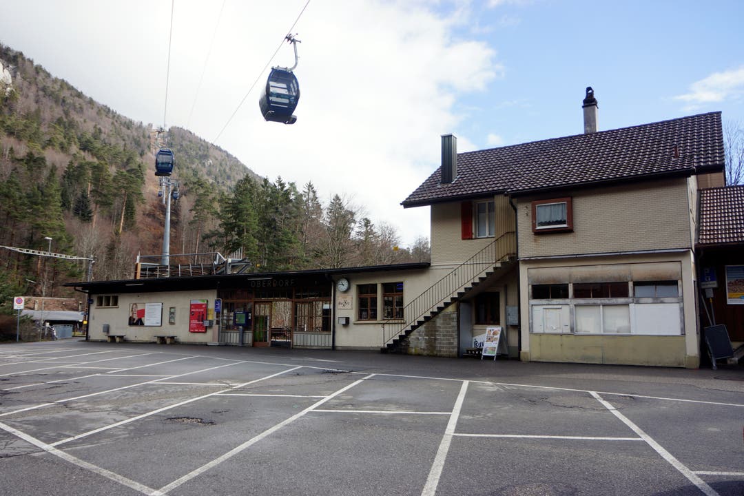 Das Bahnhofsgebäude und die darin bestehende Wohnung werden ebenfalls erneuert.