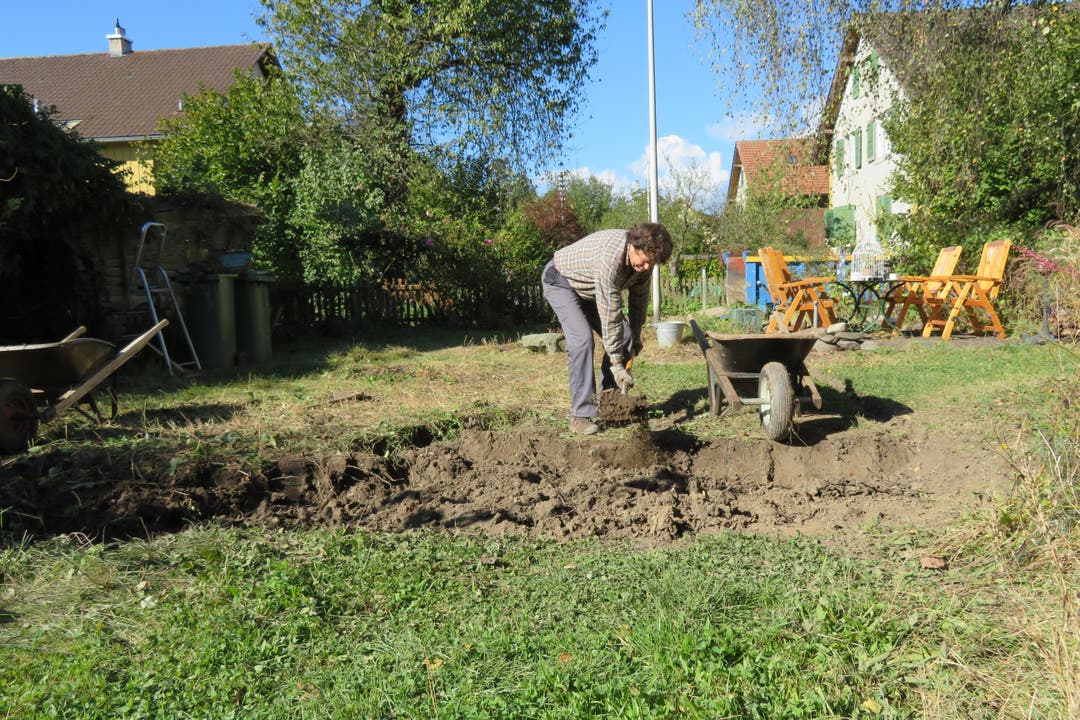 Willi Ingold hat den Boden in seinem Naturgarten von Hand weggeschaufelt und auch erst die Hälfte saniert.