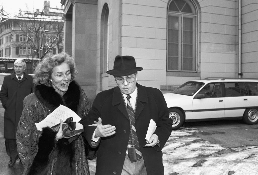 Im Dezember 1980 steht Blocher (im Bild mit seiner Frau Silvia) wegen Veruntreuung vor dem Zürcher Obergericht. Dem Chef der EMS-Chemie wird vorgeworfen, Aktien, die nicht in seinem Besitz waren, verkauft zu haben.