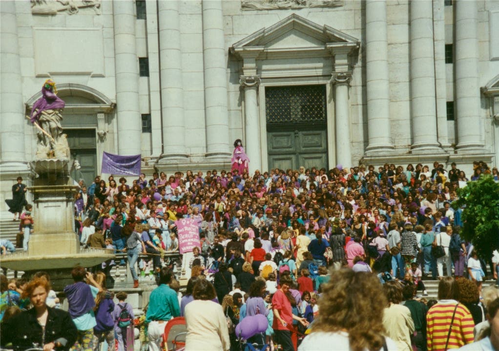Rückblick auf den Frauenstreik 1991: Streikende Frauen und Männer vor der St.-Ursen-Kathedrale in Solothurn.