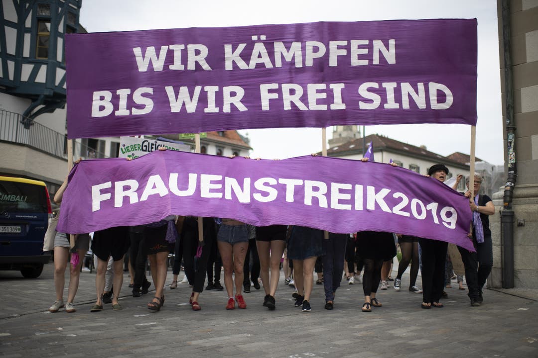 Frauen in St.Gallen tragen ein Transparent, an einer Kundgebung zum nationalen Frauenstreik.