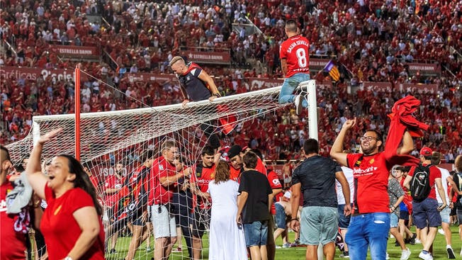 Jubel im Stadion Son Moix: Fans von Real Mallorca sichern sich mit dem Tornetz ein Stück Erinnerung.