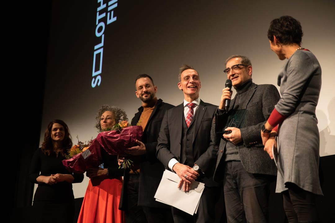 Samir (mit Mikrofon) und seinem Produzententeam wird der «Prix de Public» 2020 verliehen. Ganz rechts Monika Schärer, neben Samir Frank Unterbörsch von Swiss Life.
