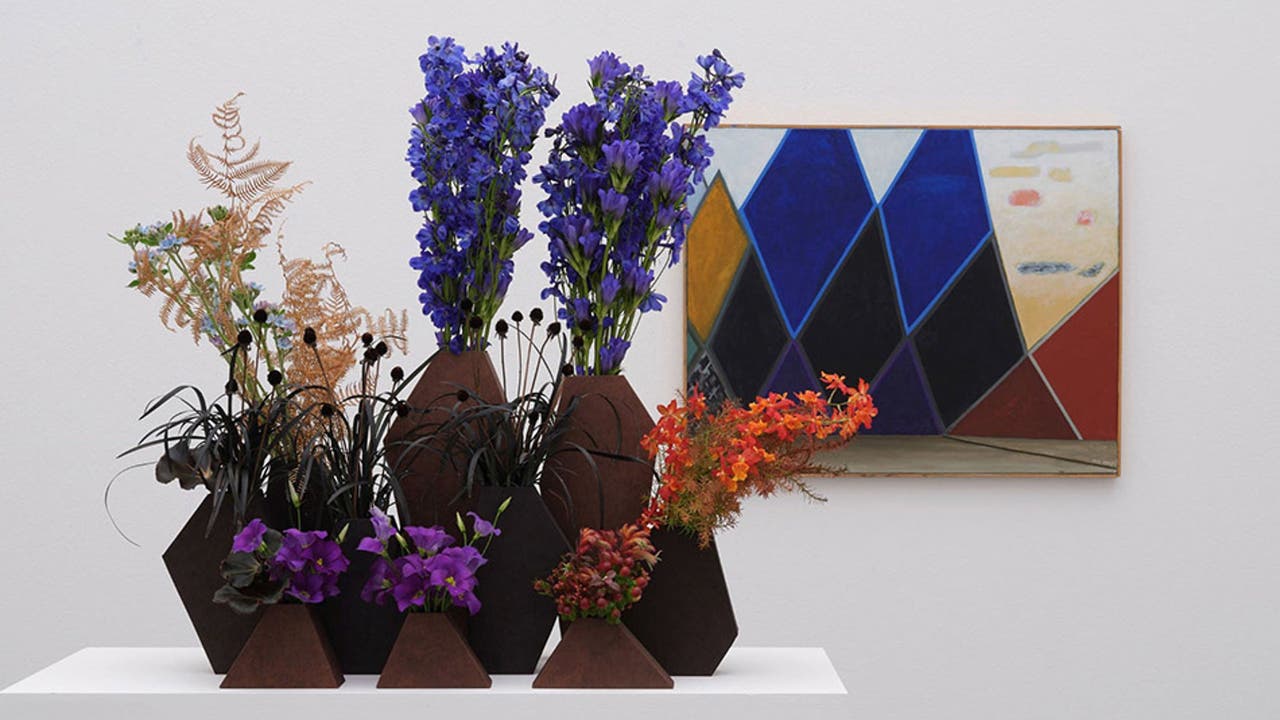 Florale Interpretation: Regula Guhl, Zürich – Werk: Meret Oppenheim, Dunkle Berge, rechts gelb-rote Wolken, 1977–1979