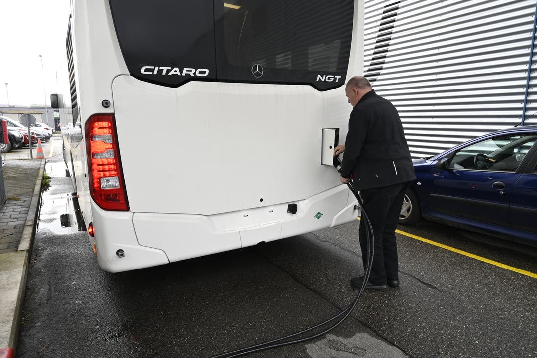 Hans-Rudolf Zumstein tankt den Bus an der betriebseigenen Erdgas-Zapfsäule.