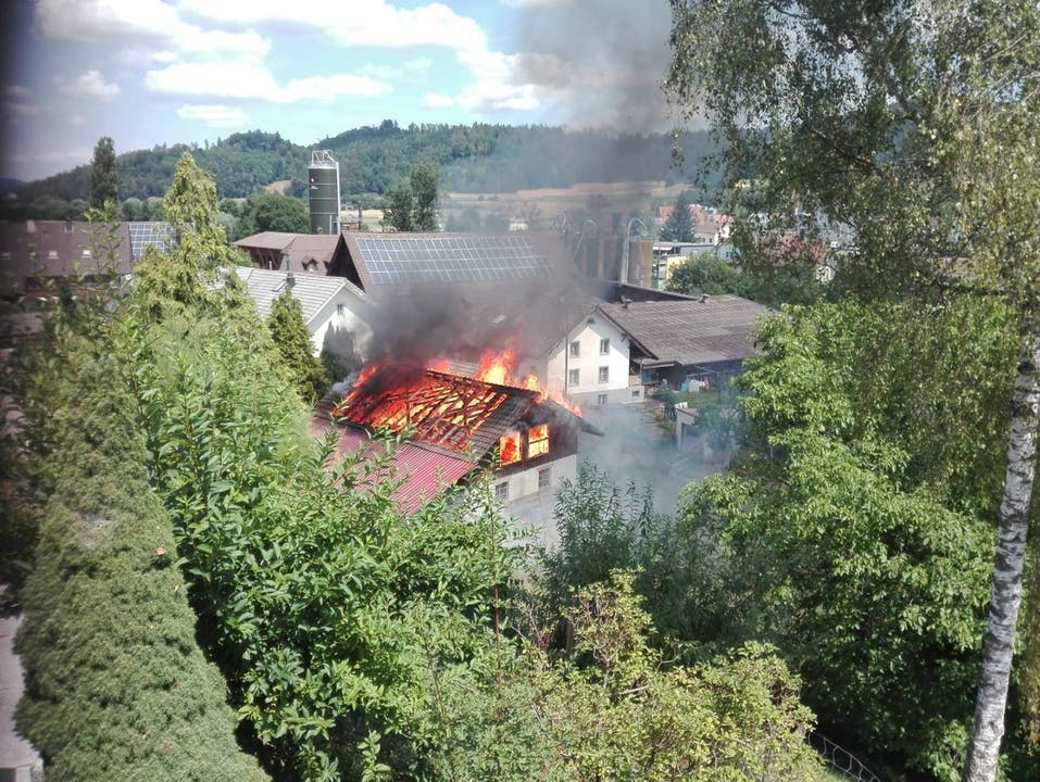 Staffelbach AG, 27. Juli: Anwohner sahen am frühen Samstagnachmittag, dass ein Schopf in Staffelbach lichterloh brannte. Die Feuerwehr, die schnell vor Ort war, hatte den Brand schnell unter Kontrolle.