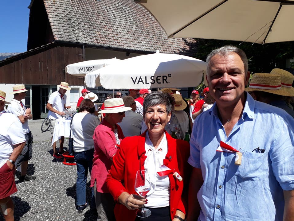 Mittagspause im Grüene Aff in Altreu. Gemeindepräsidentin Silvia Spycher und Vize Thomas Studer begrüssen die Böötler.