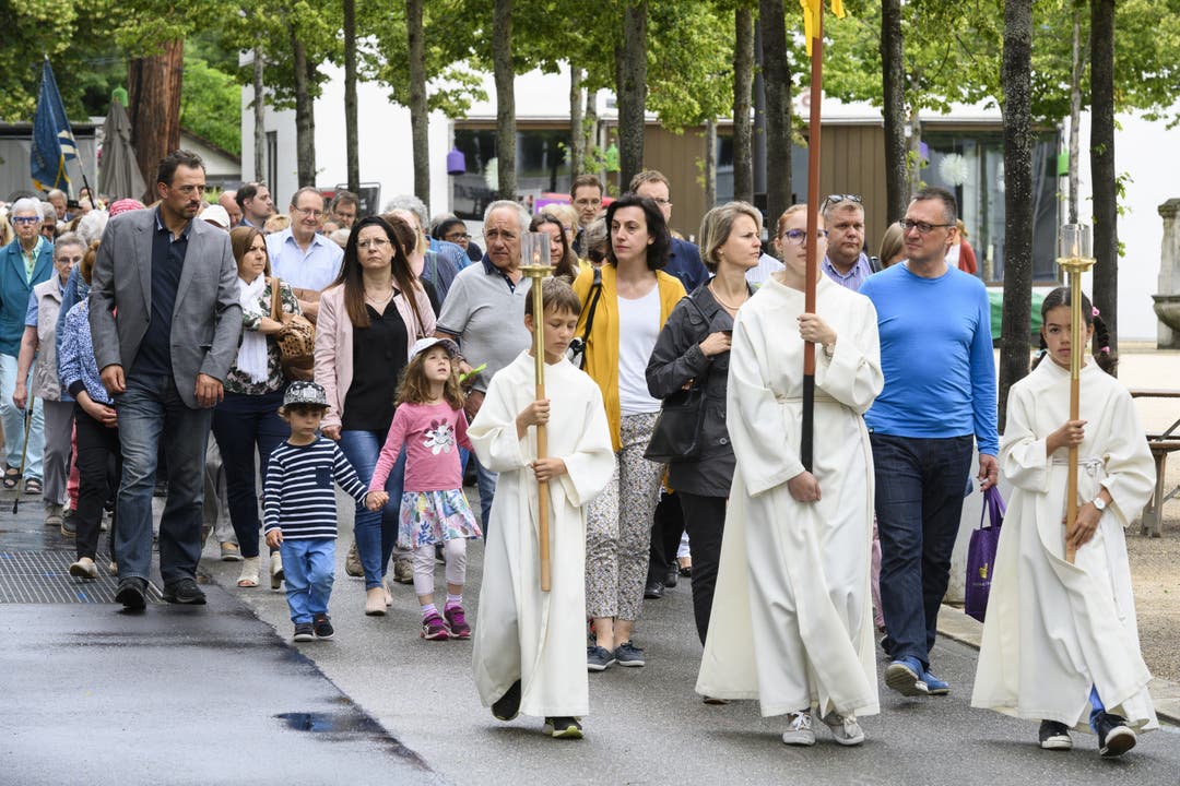 Fronleichnamsfeier Fronleichnam-Messe und Fronleichnams-Prozession mit Stadtpfarrer Josef Stübi und unter Mitwirkung von vier Schweizergardisten