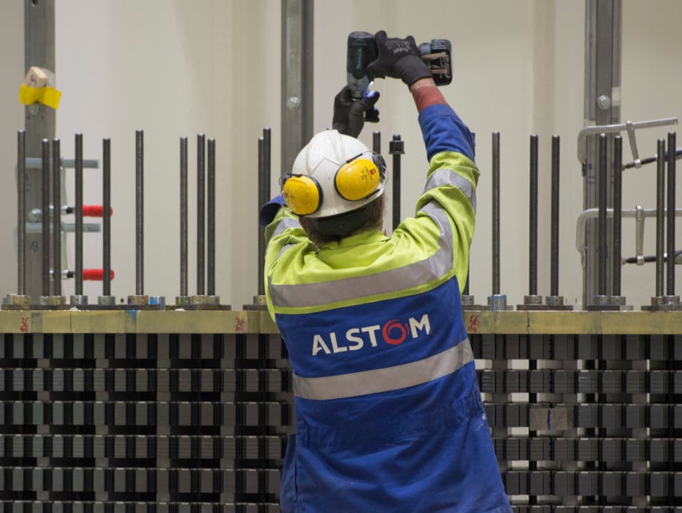 Ein Schweizer Alstom-Angestellter bei der Arbeit: Mit der Übernahme durch General Electric fürchteten sich viele Mitarbeiter um ihre Stelle. Zurecht, wie sie feststellen sollten. nd 1300 Jobs streichen.