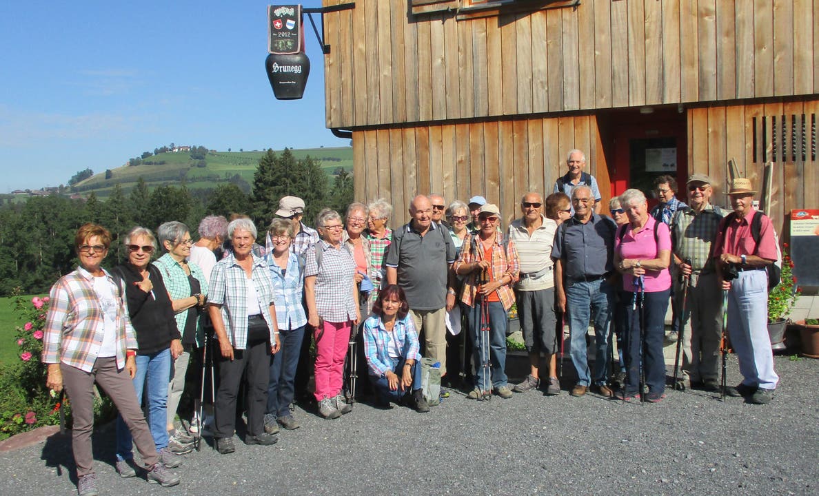Alpwirschaft Brunegg Gruppenphoto Gruppenbild der Dietiker Seniorinnen und Senioren bei der Alpwirtschaft Brunegg vom 12.September 2019 Zugerberg