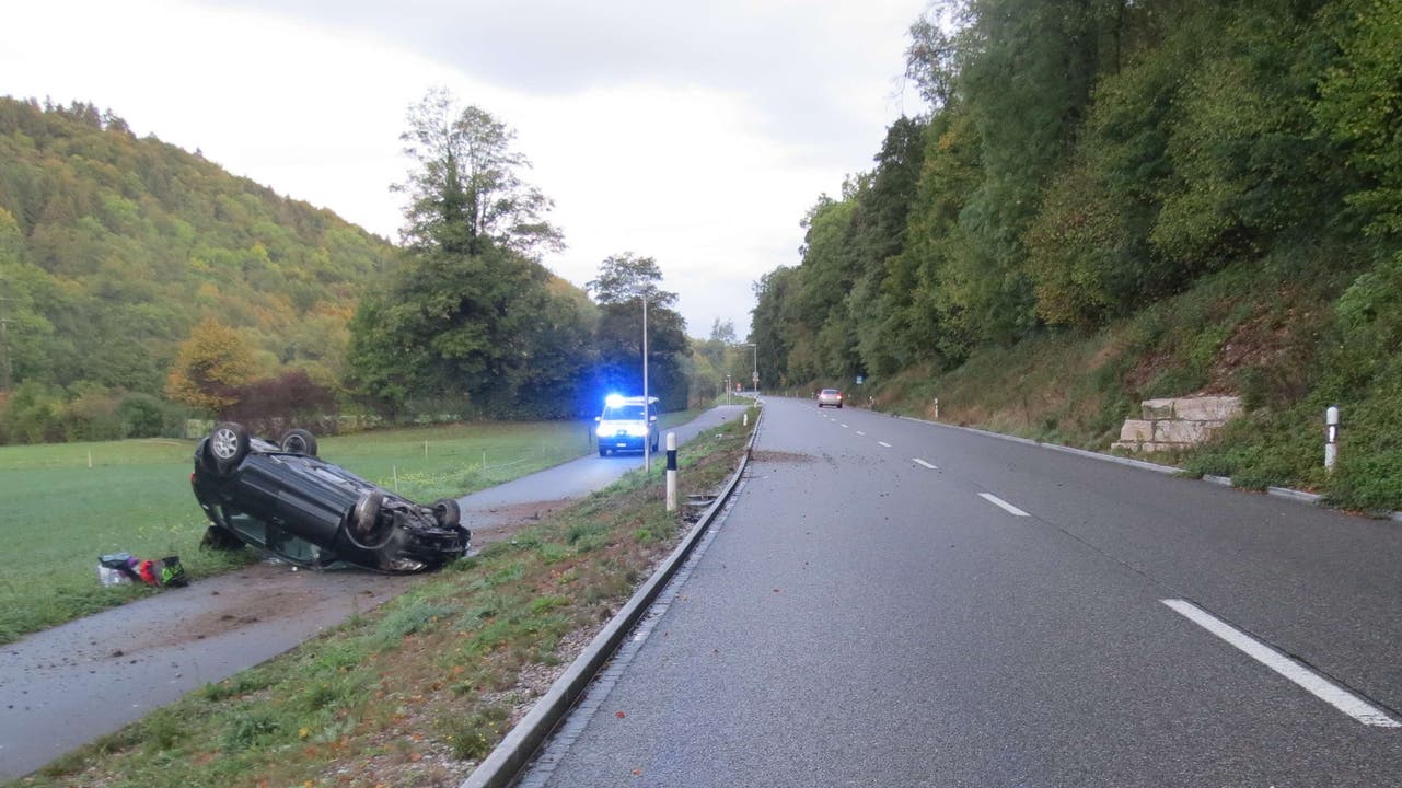 Magden AG, 28.September: Stark alkoholisiert und übermüdet kam eine Automobilistin von der Fahrbahn ab. Das Auto überschlug sich. Die Frau blieb unverletzt.