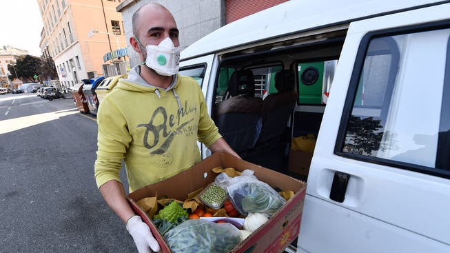 Botendienst in schwierigen Zeiten: Ein freiwilliger Helfer liefert Essen aus. Symbolbild.