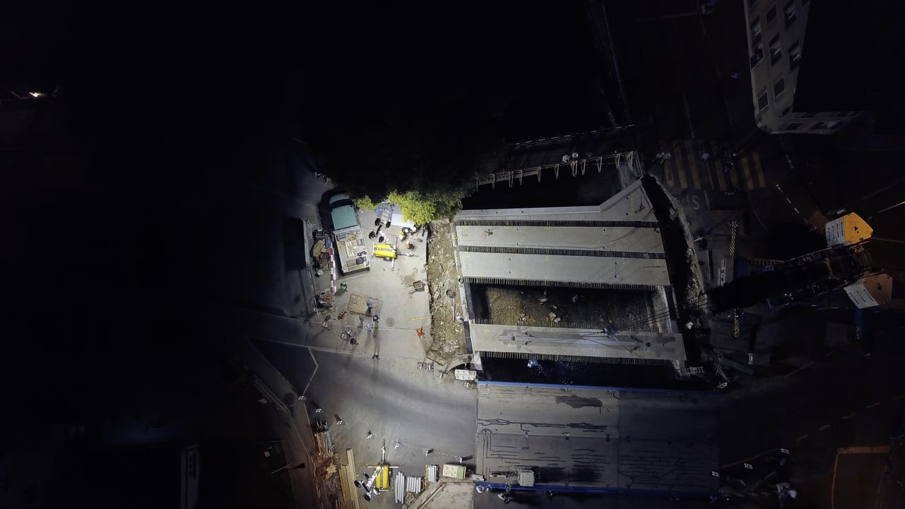 Auf diesem Drohnenfoto ist besonders gut zu sehen, wie gut der Baustellenbereich beleuchtet wurde, während rundherum nächtliche Dunkelheit herrschte.