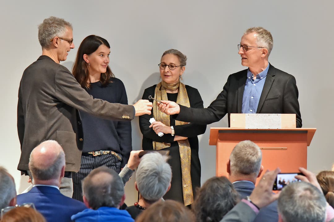 Markus Dietler, Direktionsleiter Präsidium (ganz rechts), übergibt Peter Flückiger, dem Leiter des Haus der Museen (ganz links), symbolisch einen Schlüssel. In der Mitte Karin Zuberbühler (links) und Luisa Bertolaccini (rechts).