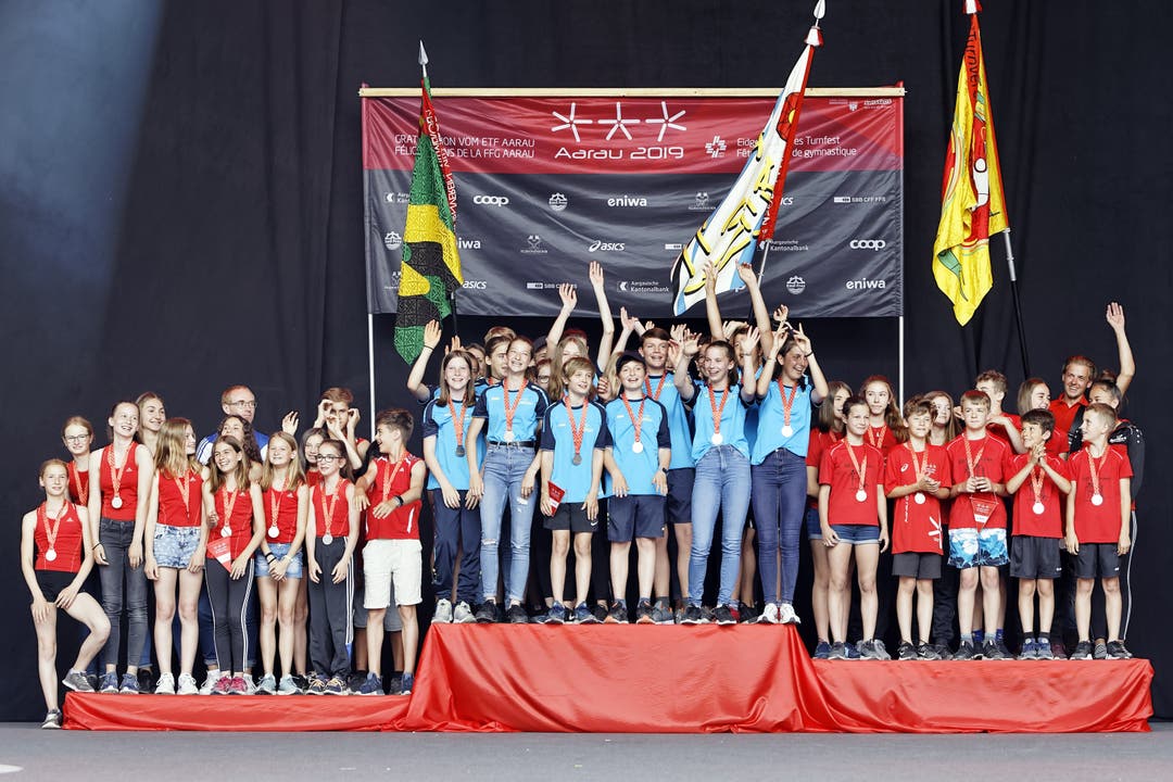 Aus Aargauer Sicht bereiten die Spitzenleistungen der Aargauer Turnerinnen und Turner besondere Freude: Der STV Villmergen (Mitte) gewinnt die 3. Stärkeklasse des Vereinswettkampfs Jugend 3-teilig.