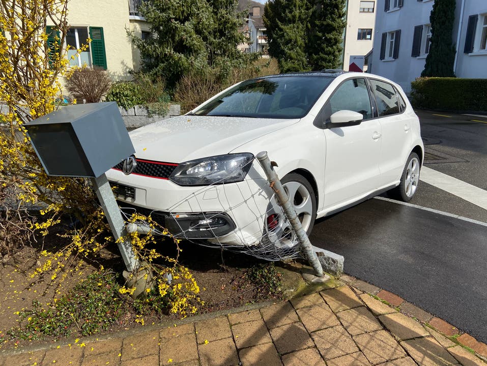Wettingen AG, 9. März: Auf der Altenburgstrasse missachtete eine Autolenkerin den Vortritt eines Lieferwagens. Bei der folgenden Kollision wurde eine Person verletzt.