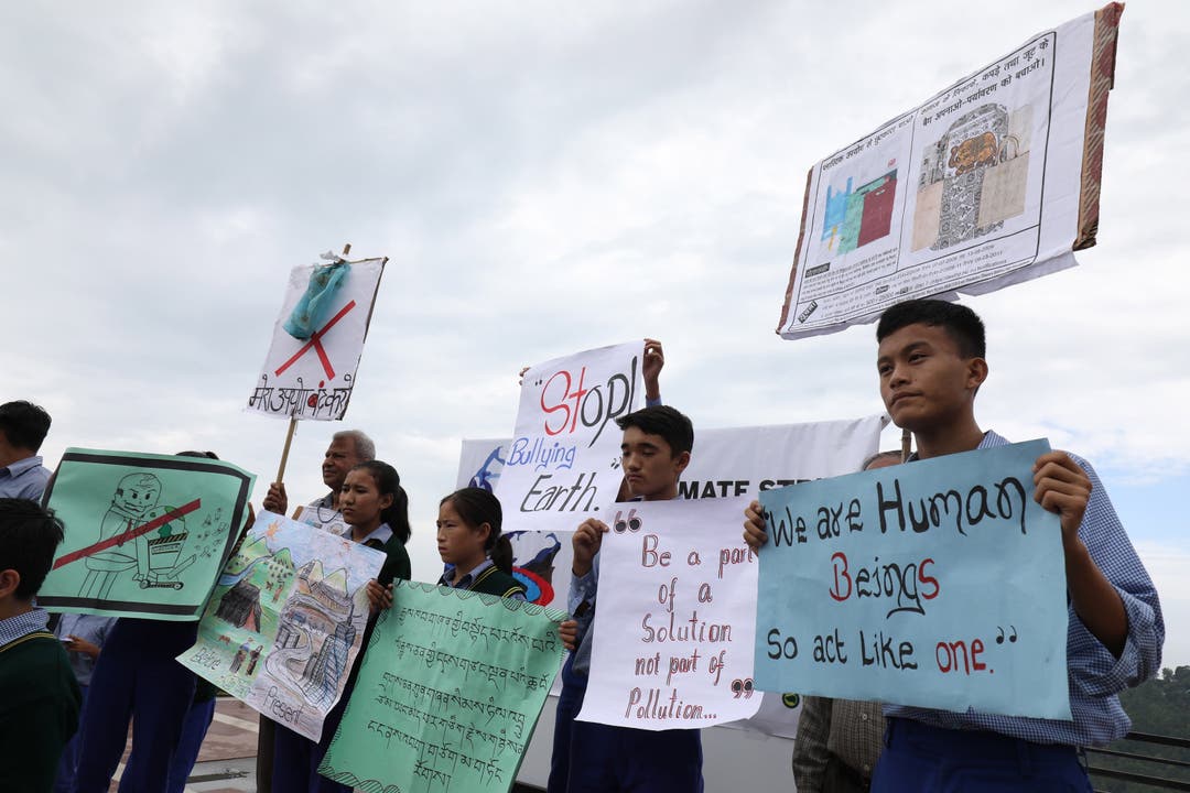 Studenten halten Schilder während des Streiks in der Nähe von Dharamsala, Indien. EPA/SANJAY BAID