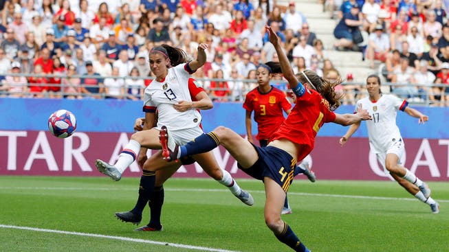 US-Star Alex Morgan fliegt im Achtelfinal gegen Spanien dem Ball entgegen. Sie macht mit Werbung Millionen.