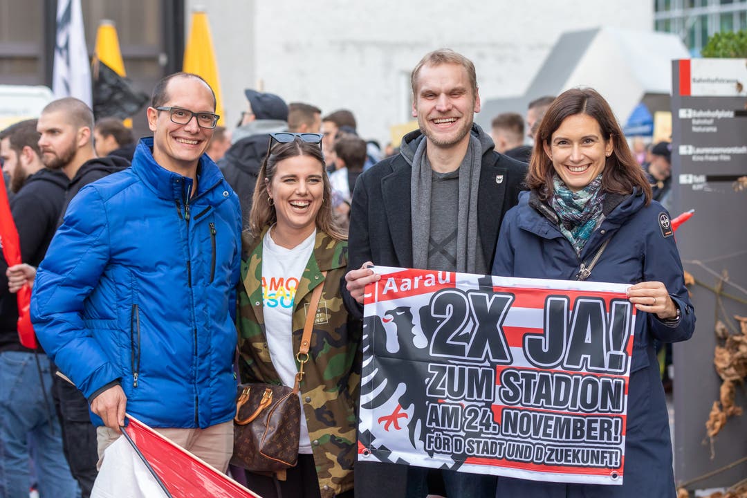 Unterstützen das Stadion-Projekt: die Grossräte Maja Riniker (FDP, r.) und Adrian Bircher (GLP), Laura Lareida ("unsertorfeld.ch) und AZ-Kolumnist Florian Riniker (l.).