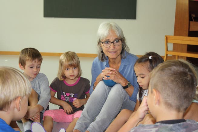 Volle Aufmerksamkeit: Barbara Eckinger führt die erste Rhythmiklektion der Kindergartenkinder.