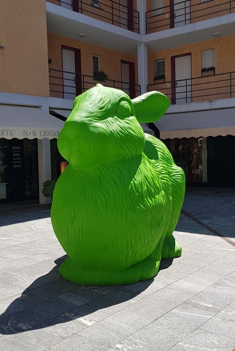 undefined Der Hase überdimensional, schrill bunt,in Ascona zusehen. Monika Hunziker