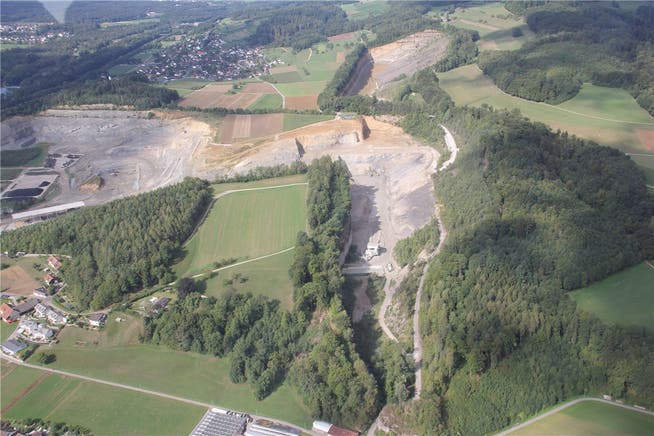 Die Jura Cement möchte den Steinbruch bei der Steinbitz (grüne Fläche in der Mitte, im Hintergrund Auenstein) erweitern. Dagegen regt sich vor allem im Veltheimer Ortsteil Au (vorne links) Widerstand. Claudia Meier