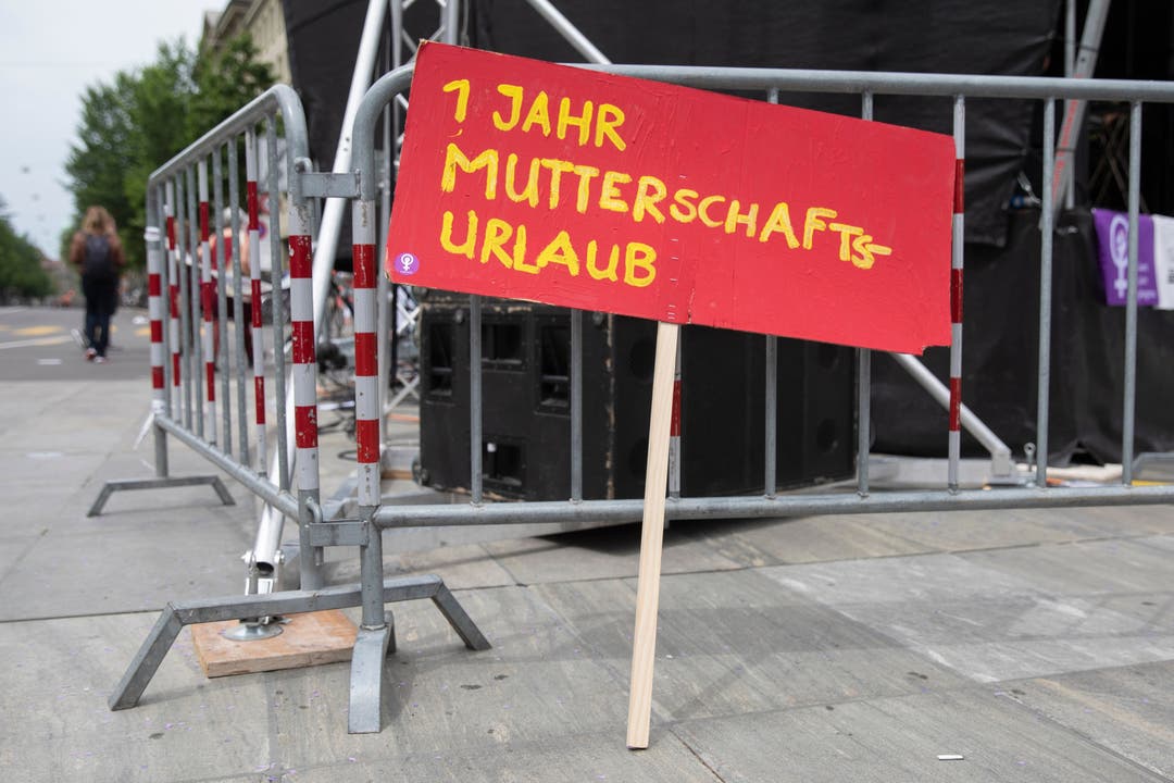 Ein Schild mit der Aufschrift «1 Jahr Mutterschaftsurlaub», bei einer Kundgebung zum Frauenstreik auf dem Bundesplatz, am Freitag, 14. Juni 2019 in Bern.