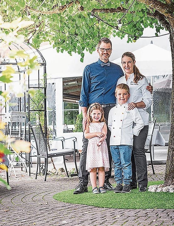Ennetbaden, 23. Juni: Das «Hertenstein Panorama Restaurant» wurde vom Restaurantführer Lunchgate als zweitbestes Lokal der Schweiz ausgezeichnet. Das freut die Wirtefamilie Ettisberger.