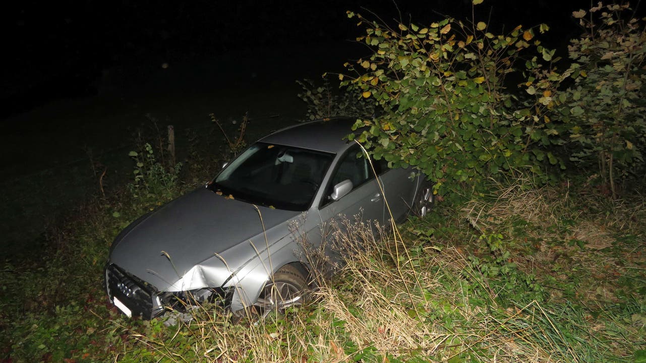 Küttigen AG, 25. Oktober: Fahrer liess Auto zurück, nachdem er von der Strasse abkam.