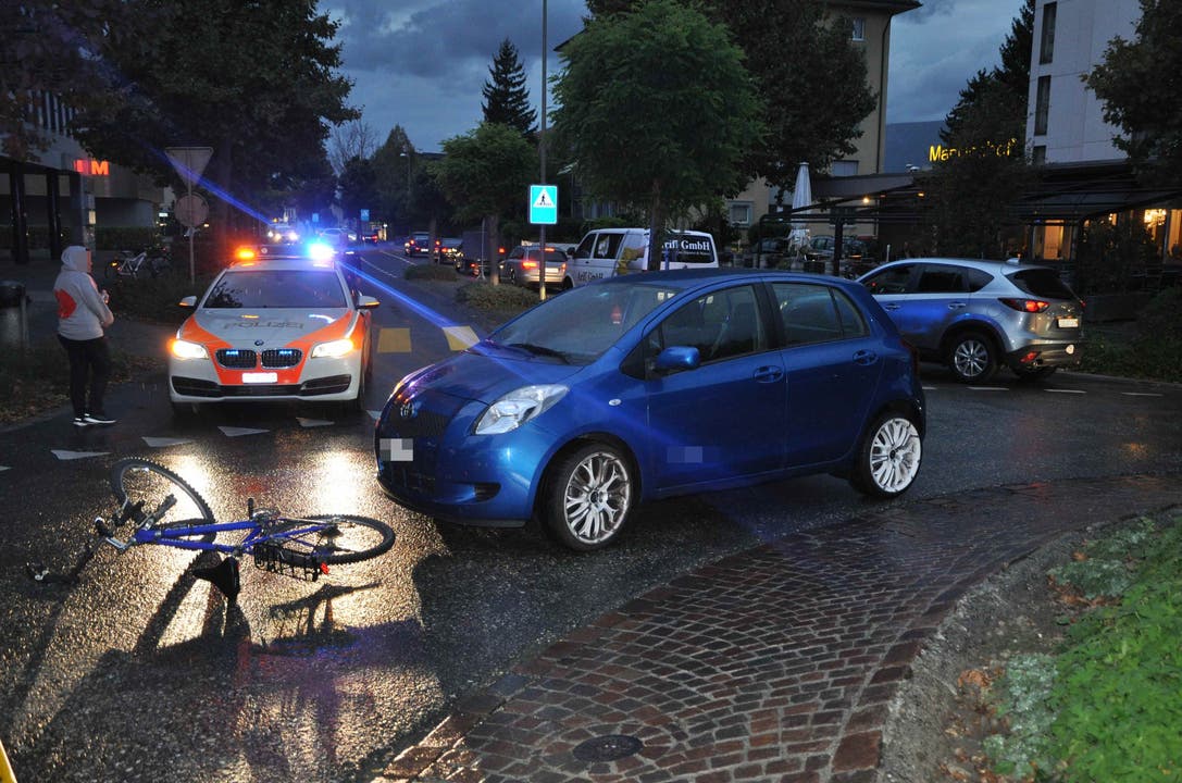 Zuchwil SO, 2. Oktober: Ein Autofahrer erfasst einen Fahrradfahrer im Kreisel