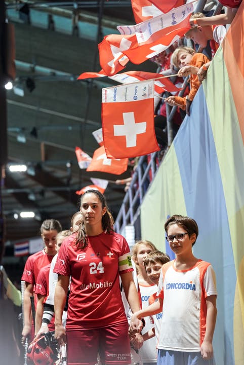 Alles ist angerichtet für das Spektakel an der Heim-WM. Die Schweizer Unihockeyspielerinnen vor dem Halbfinal gegen Tschechien.