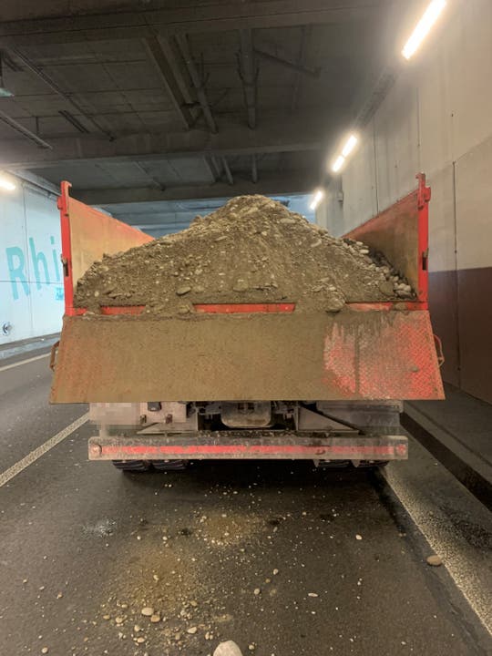 Basel BS, 6. Februar: Ein Lastwagen verliert Aushubmaterial auf der Autobahn und behindert damit den Verkehr für mehr als eine Stunde.