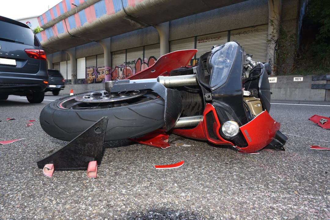 Basel, 27. Juni: Ein 20-jähriger Töfffahrer hatte zu spät realisiert, dass das Auto vor ihm wegen einer stehen Kolonne abbremste. Bei der Vollbremsung stürzte er und krachte in den Vorderwagen.