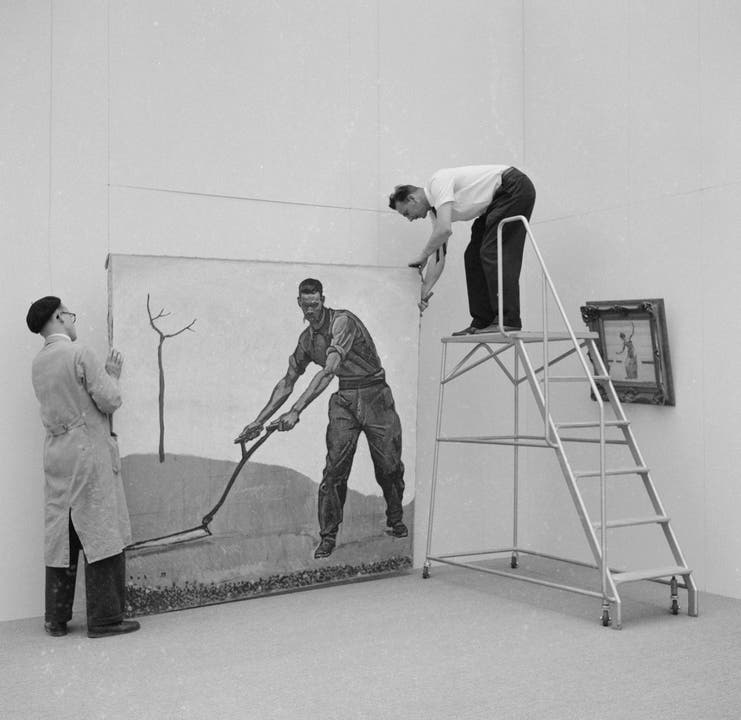 Mitarbeiter des Aargauer Kunsthauses beim Aufhängen eines Hodler-Bildes für die Eröffnungsausstellung von 1959.