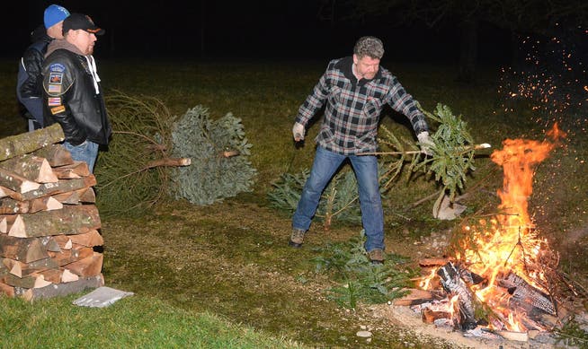 Weihnachtsbäume sorgen ein letztes Mal für Wärme: In Schlieren und Aesch werden dieses Jahr ebenfalls Christbäume verbrannt.