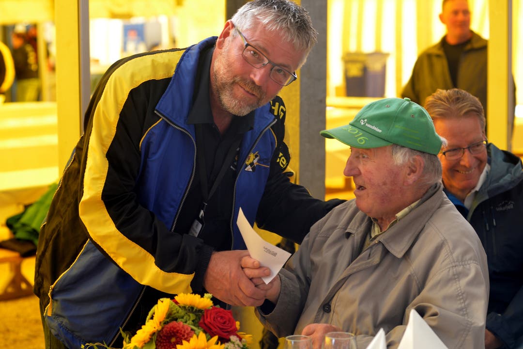 Vereinspräsident Beat Stucki gratulierte Walter Gerber, dem ältesten Mitglied der HG Aetingen.