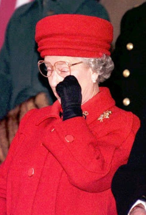 Die Queen zeigt öffentlich selten Emotionen. Am 11. Dezember 1997 vergiesst sie Tränen, als ihre Yacht Britannia, mit der sie und ihre Familie während Jahren um die Welt reisten, in Portsmouth letztmals vor Anker geht.
