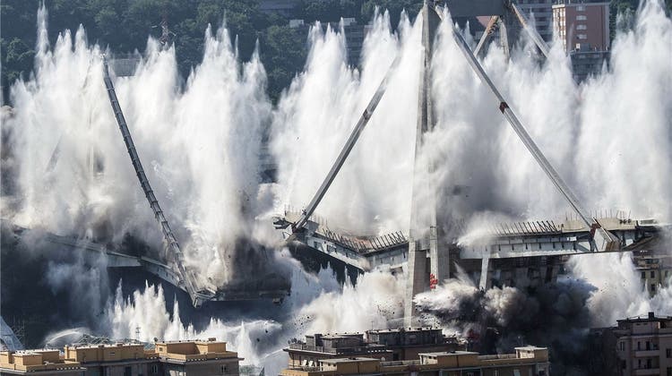 Ein Knall, viel Staub – und etliche Tränen: Die Reste der Genua-Unglücksbrücke wurden gesprengt