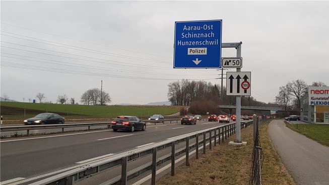Da die A1 überlastet ist, wurden punktuell schon Pannenstreifen zur zusätzlichen Spur umfunktioniert, wie hier vor der Ausfahrt Aarau-Ost. (Archivbild)