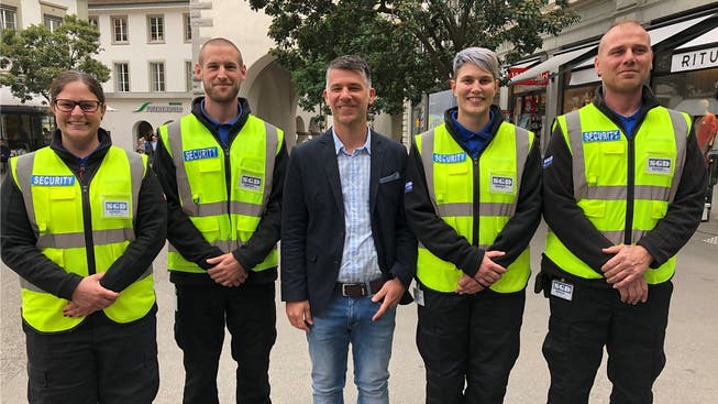 Personal der «City Patrol Baden», hier mit Stadtrat Matthias Gotter (Mitte).