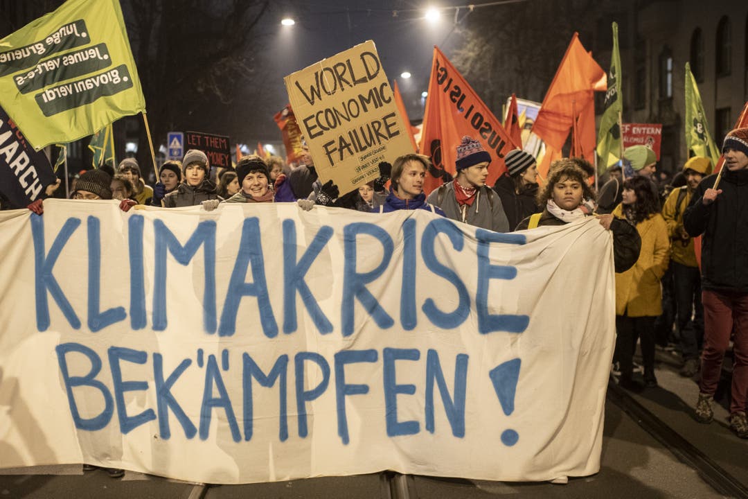 Am Mittwochabend hat in Zürich eine bewilligte Demonstration gegen das WEF stattgefunden.