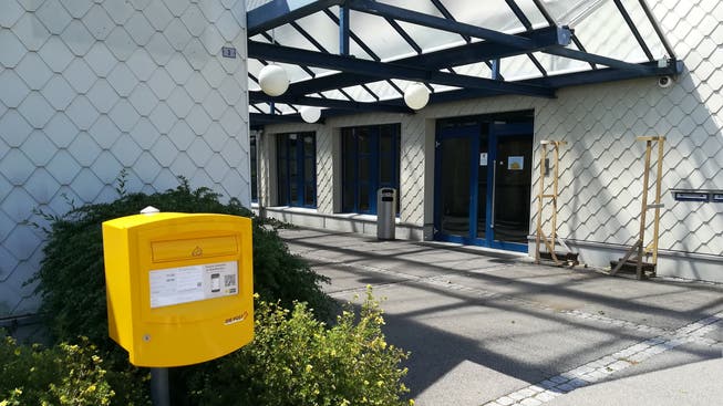 Der Briefkasten steht bereits an seinem neuen Standort. Die Postfachanlage soll direkt neben dem Eingang ins Gemeindehaus aufgestellt werden.