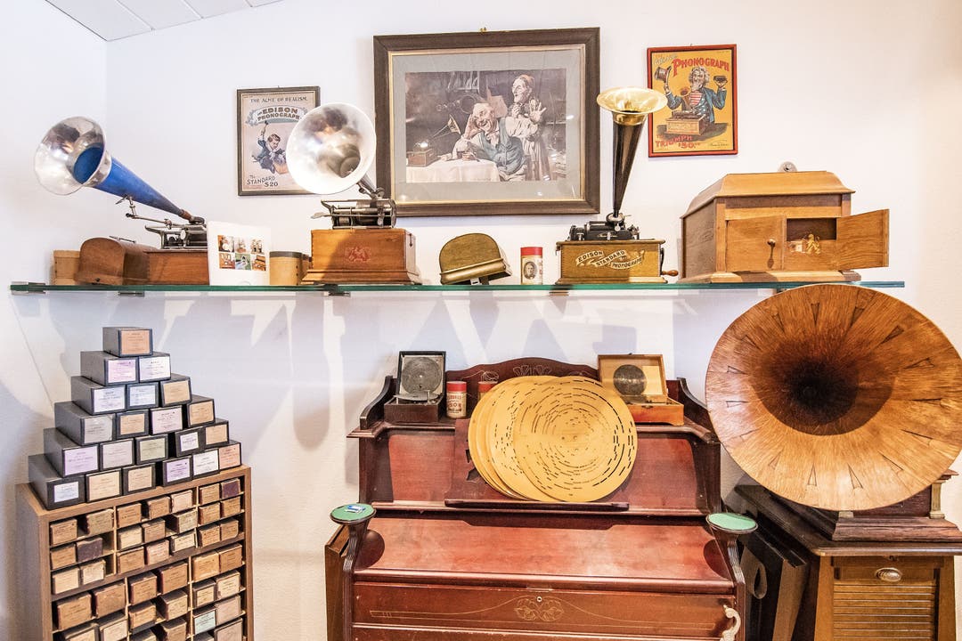 Schweizer Musikdosen und andere mechanische Musikinstrumente stellte er ab 1979 im privaten Museum in Seewen aus.