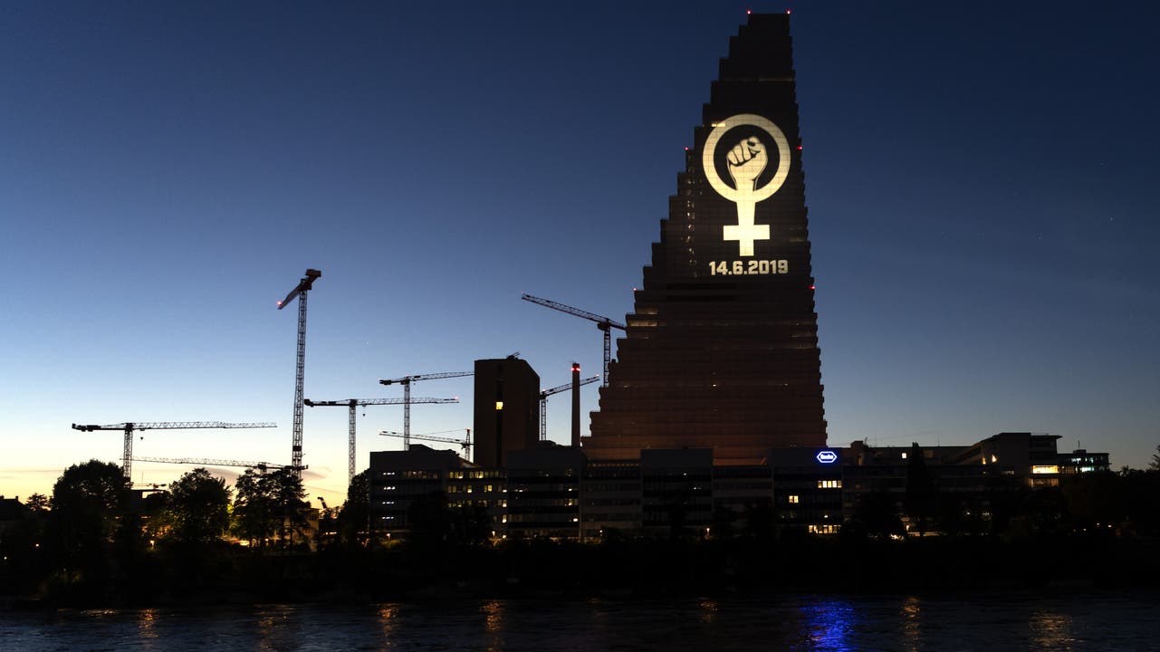 Projektion auf den Rochetower in Basel: Heute ist Frauenstreik