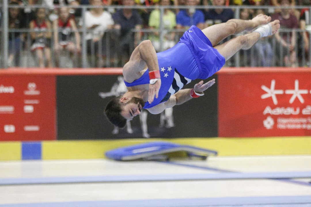 Europameister Oliver Hegi fliegt während der Bodenübung durch die Luft.