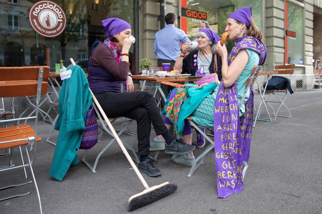 Teilnehmerinnen am Frauenstreik sitzen in einem Strassencafe und geniessen Kaffee und Gipfeli, am Freitag, 14. Juni 2019 in Bern. (KEYSTONE/Peter Klaunzer)
